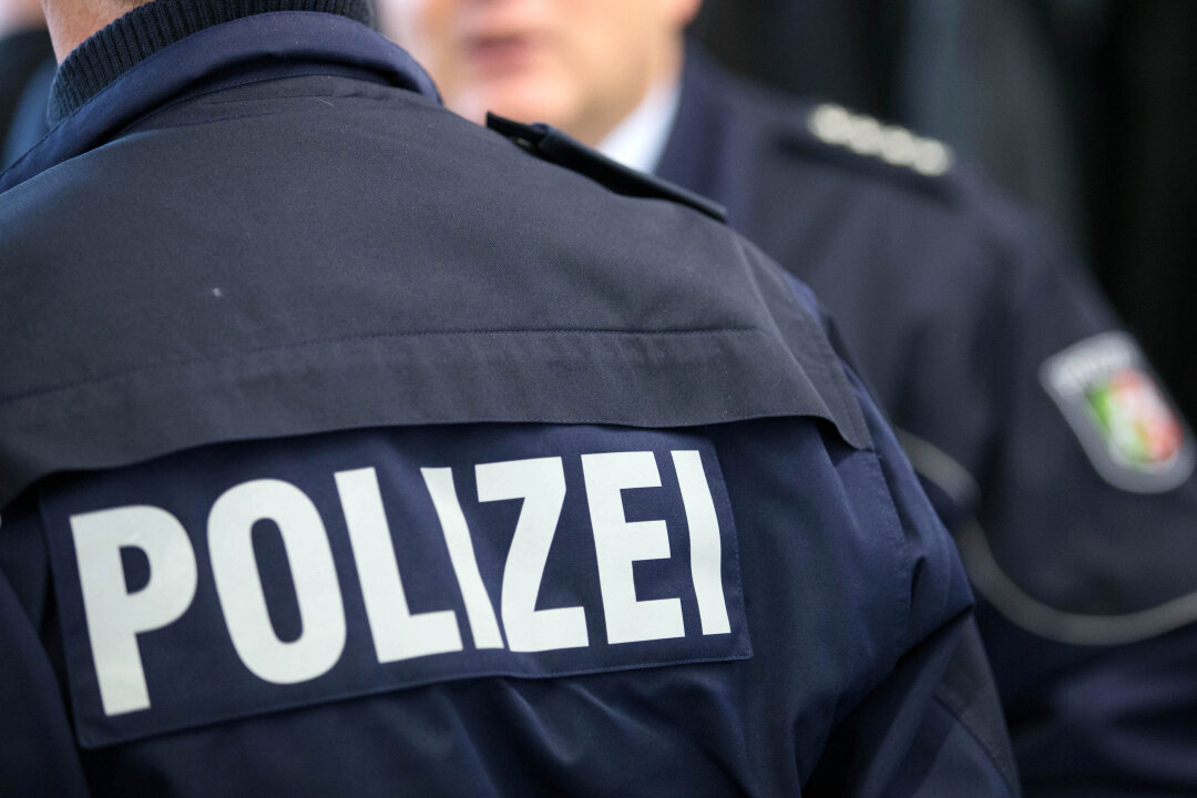 Pirna: 30 "Spaziergänger" greifen Polizeibeamte an - Foto: Symbolbild
