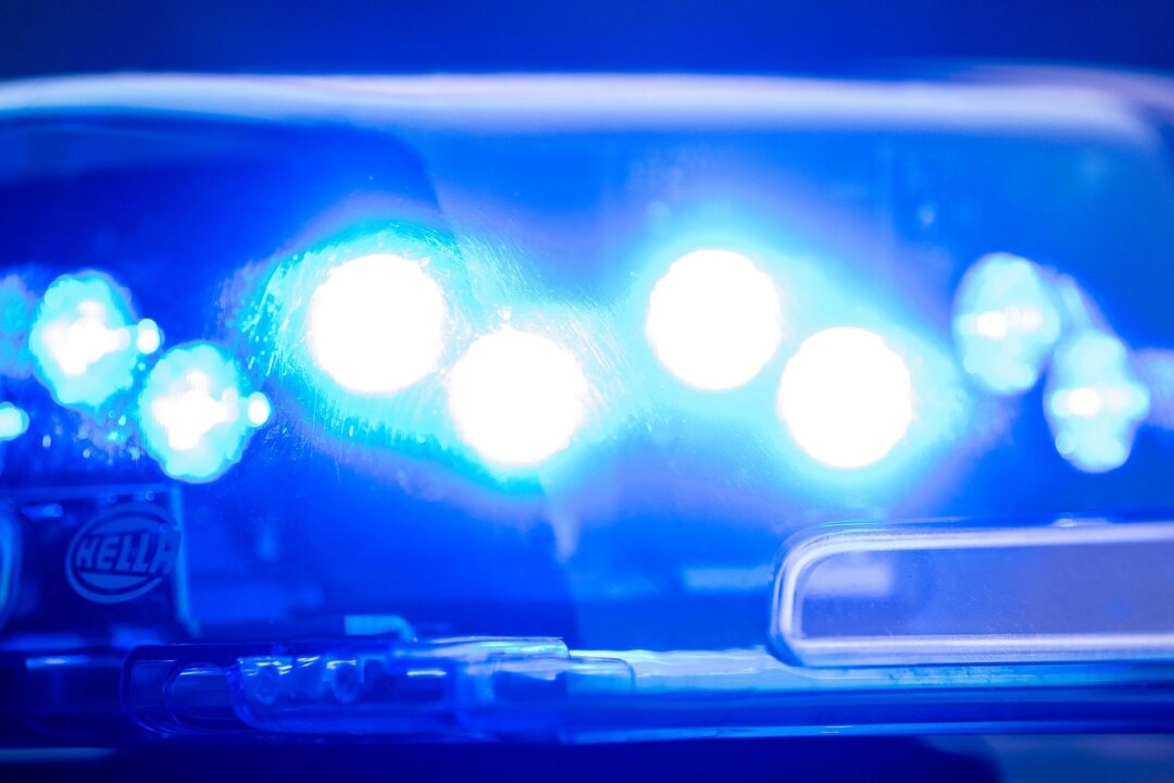 Pizzalieferant gerät in Gegenverkehr: Mopedfahrer verletzt - Ein Blaulicht leuchtet an einer Polizeistreife.