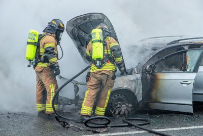 PKW auf Autobahnzubringer ausgebrannt - Ein Auto ging auf der S258 bei Zwönitz in Flammen auf. Foto:  André März