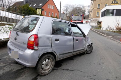 PKW außer Kontrolle - Passantin rettet sich mit Sprung beiseite - In Chemnitz Wittgensdorf ereignete sich am Mittwoch ein Unfall.
