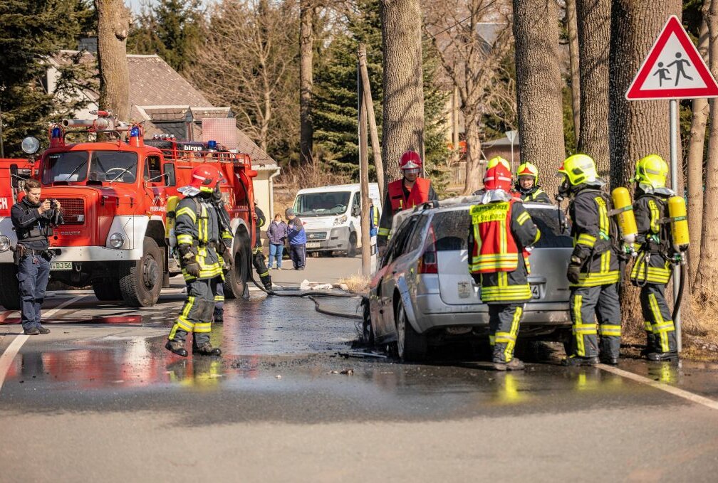 Auf der Hauptstraße kurz vor dem Ortseingang Grumbach geriet ein Renault im Motorbereich in Brand. Foto: B&S