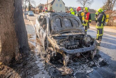 PKW-Brand in Grumbach: Auto brennt völlig aus - Im Einsatz waren ca. 20 Kameraden der Feuerwehr. Foto: B&S