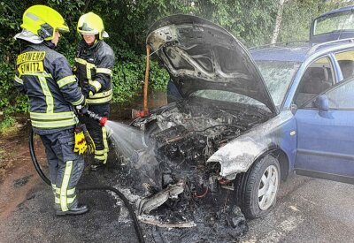 PKW-Brand: Motorraum fängt während der Fahrt Feuer - Zu einem Fahrzeugbrand kam es heute auf der Niederwiesaer Straße. Foto: Harry Härtel