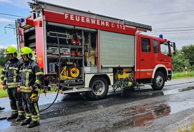 PKW-Brand: Motorraum fängt während der Fahrt Feuer - Zu einem Fahrzeugbrand kam es heute auf der Niederwiesaer Straße. Foto: Harry Härtel