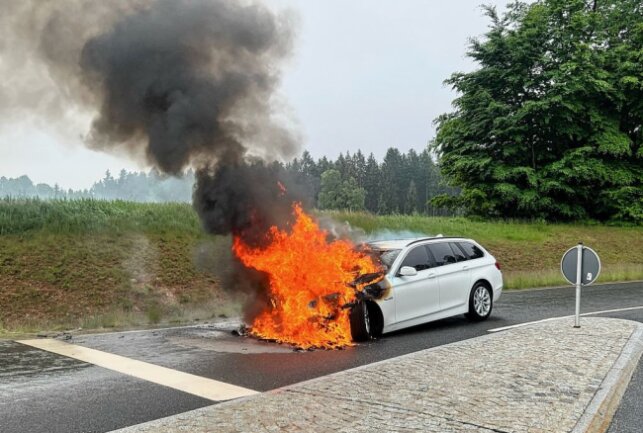 Aus ungeklärter Ursache brennt ein PKW an der B93. Foto: Niko Mutschmann