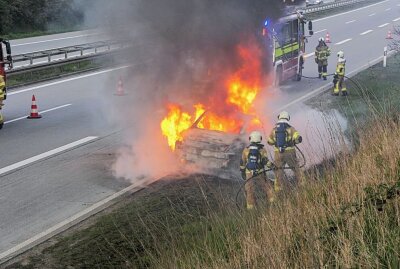 PKW brennt lichterloh auf A14 - Auf der A14 ging ein Auto in Flammen auf. Foto: Sören Müller