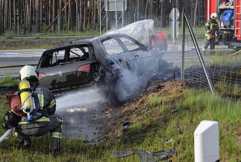 PKW brennt nach Verkehrsunfall auf B96 komplett aus - Nach einem Verkehrsunfall auf der B96 kam es in Hoyerswerda zum Brand eines PKWs. Foto: xcitepress