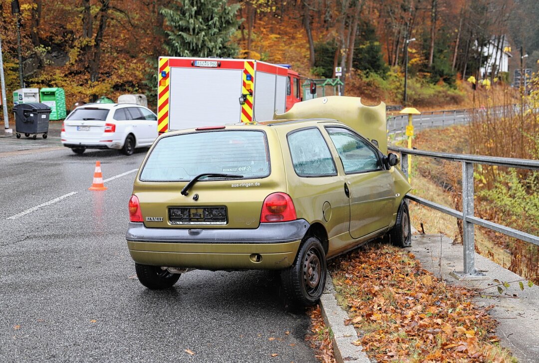 PKW crasht bei Breitenbrunn gegen Geländer - Unfall bei Breitenbrunn. Foto: Niko Mutschmann