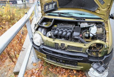 PKW crasht bei Breitenbrunn gegen Geländer - Unfall bei Breitenbrunn. Foto: Niko Mutschmann