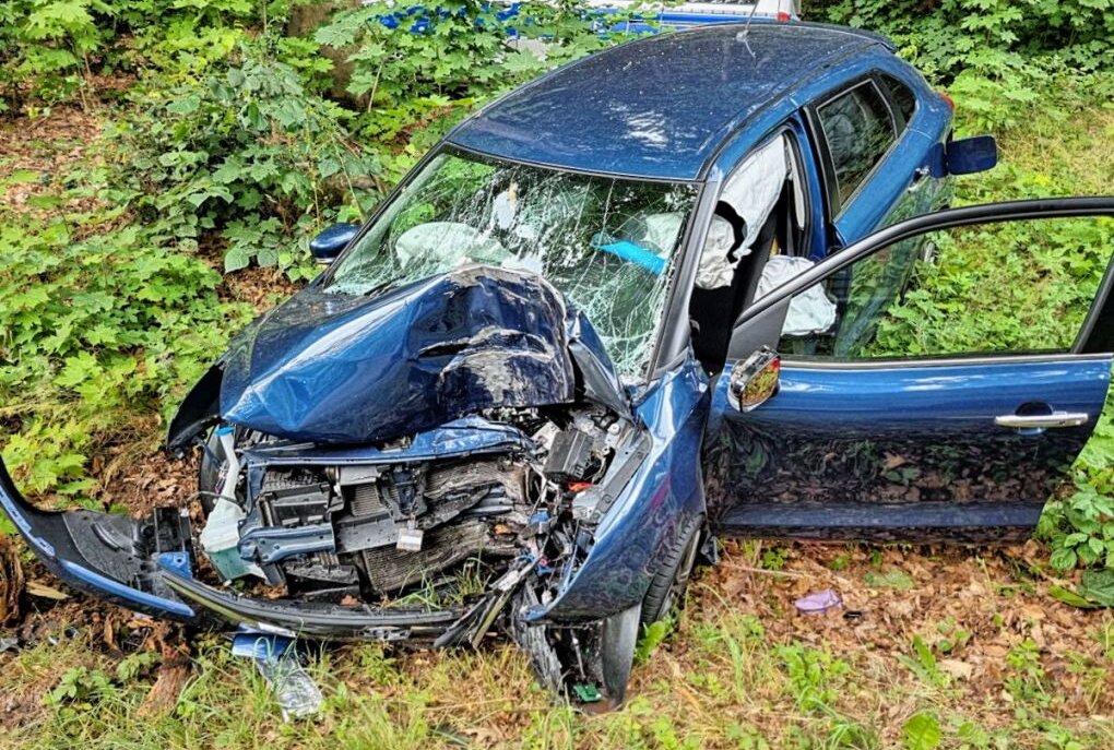 PKW crasht gegen Baum: Schwerer Unfall auf B180 bei Einsiedel - Nach Crash mit Baum ist das Auto ein Totalschaden. Foto: Harry Härtel