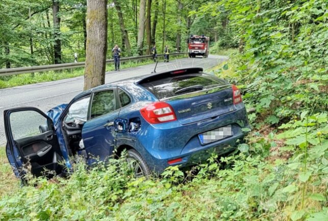 Nach Crash mit Baum ist das Auto ein Totalschaden. Foto: Harry Härtel
