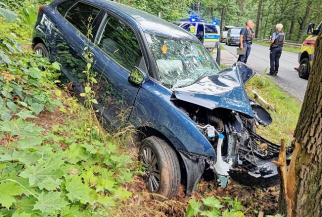 Nach Crash mit Baum ist das Auto ein Totalschaden. Foto: Harry Härtel