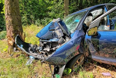 PKW crasht gegen Baum: Schwerer Unfall auf B180 bei Einsiedel - Nach Chrash mit Baum ist das Auto ein Totalschaden. Foto: Harry Härtel