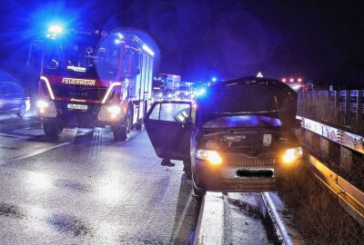 PKW crasht gegen Leitplanke: Langer Stau auf der A4 - Heute kam es gegen 5.30 Uhr auf der A4 zu einem Verkehrsunfall. Foto: Roland Halkasch
