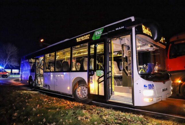 PKW crasht Linienbus: Vollsperrung auf Kreuzung B169/S283 - Ein PKW kollidierte in den frühen Morgenstunden mit einem Bus. Foto: Niko Mutschmann