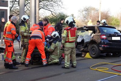 PKW crasht Straßenbahnmast: Fahrerin schwer verletzt - Bei dem Unfall wurde die Fahrerin schwer verletzt und musste aufwendig geborgen werden. Foto: Roland Halkasch