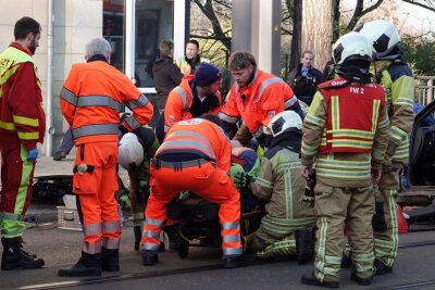 PKW crasht Straßenbahnmast: Fahrerin schwer verletzt - Bei dem Unfall wurde die Fahrerin schwer verletzt und musste aufwendig geborgen werden. Foto: Roland Halkasch