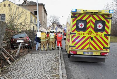 PKW durchbricht Zaun: Fahrerin verletzt - Die Kesselsdorfer Straße war kurzzeitig gesperrt. Foto: Roland Halkasch