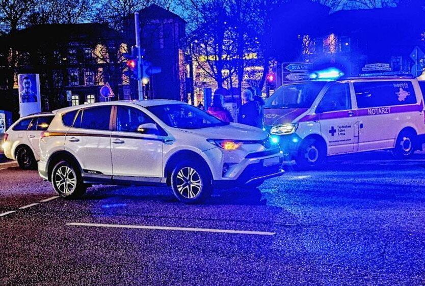 PKW erfasst Fußgängerin an Sachsen-Allee: Frau schwer verletzt - Ein PKW erfasste an der Sachsen-Allee eine Fußgängerin, welche über Rot lief. Foto: Harry Härtel