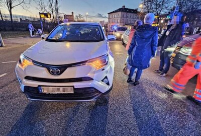 PKW erfasst Fußgängerin an Sachsen-Allee: Frau schwer verletzt - Ein PKW erfasste an der Sachsen-Allee eine Fußgängerin, welche über Rot lief. Foto: Harry Härtel