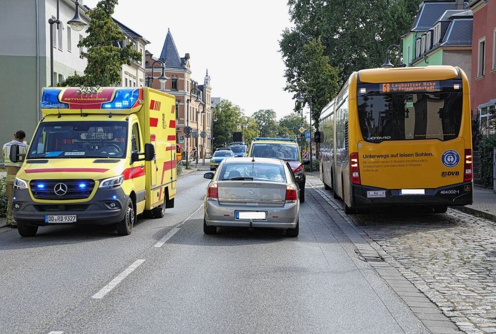 PKW erfasste Kind an Bushaltestelle: Ein Verletzter - In Dresden ist ein PKW mit einem Kind kollidiert. Foto: Roland Halkasch