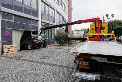 PKW fährt in Aufzugschacht: Zwei Verletzte in Meißen - In Meißen fuhr ein PKW in einen Aufzugschacht. Foto: Roland Halkasch