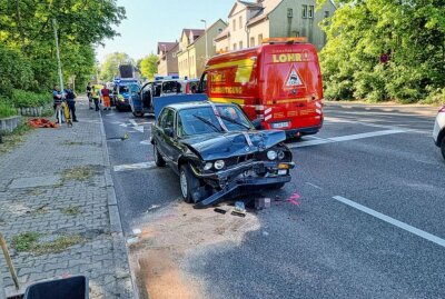 PKW fährt in Chemnitz ungebremst in Ampelbereich - Am Samstag ereignete sich in Chemnitz ein Verkehrsunfall zwischen zwei PKW. Foto: Harry Härtel/haertelpress