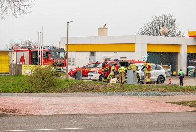PKW fängt an Zapfsäule an zu brennen: Fahrer löscht Brand - Ein Auto fing an einer Tankstelle an zu brennen. Foto: André März