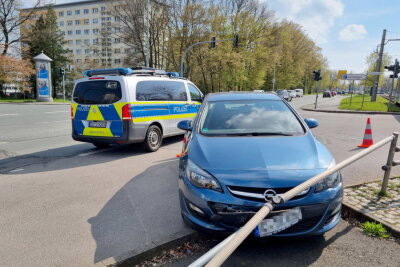 PKW-Fahrer verstirbt nach Crash in Chemnitz trotz Reanimation - PKW-Fahrer verstirbt nach Unfall. Foto: Harry Härtel