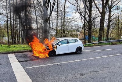 PKW gerät auf A4 in Brand: Fahrerin konnte Autobahn noch verlassen - PKW in Brand. Foto: Roland Halkasch