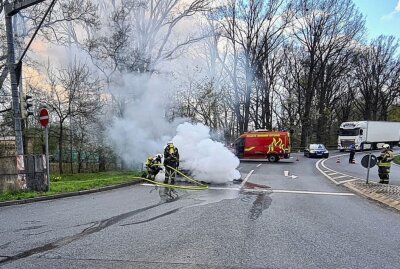 PKW gerät auf A4 in Brand: Fahrerin konnte Autobahn noch verlassen - Roland Halkasch