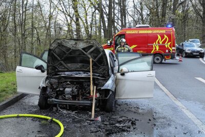PKW gerät auf A4 in Brand: Fahrerin konnte Autobahn noch verlassen - Roland Halkasch