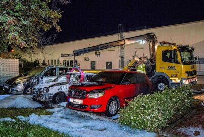 PKW gerät in Brand: Feuer greift auf zwei weitere Fahrzeuge über - In Zittau geriet ein PKW in Vollbrand. Foto: xcitepress