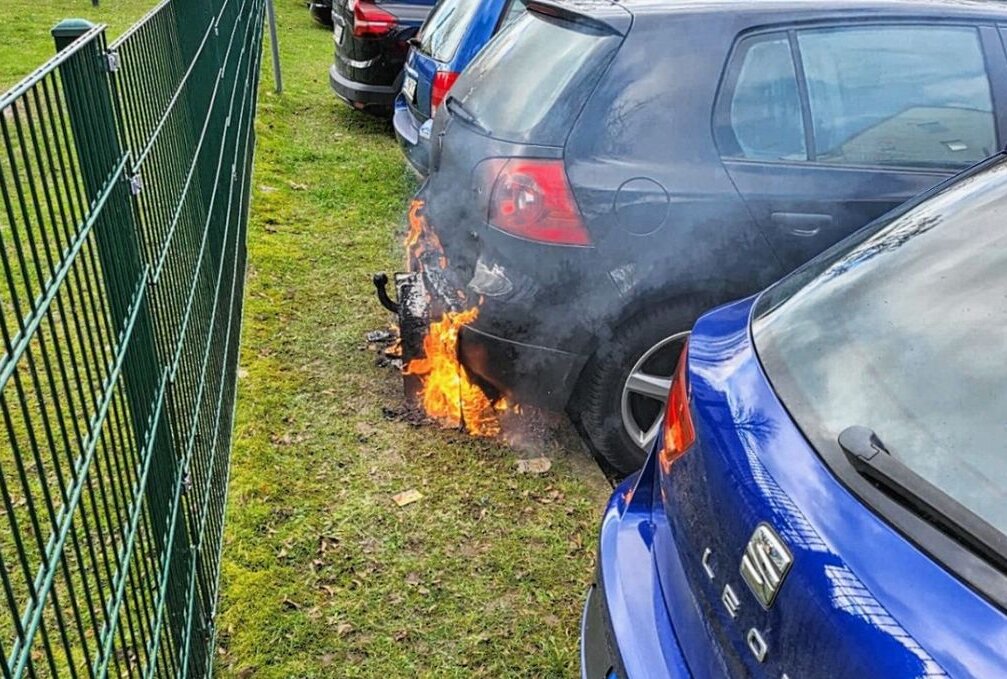 PKW gerät in Limbach-Oberfrohna in Brand - Der PKW geriet vermutlich aufgrund eines technischenn Defekts in Brand. Polizei Sachsen