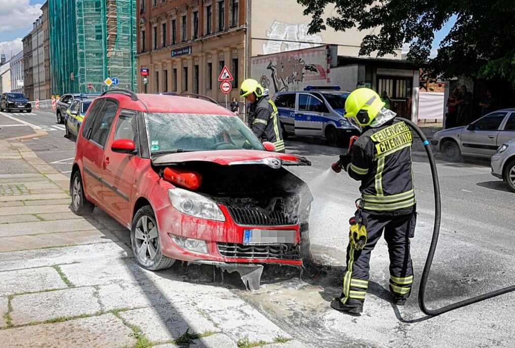 Auf dem Sonnenberg geriet heute ein PKW in Brand. Foto: Harry Härtel/Haertelpress