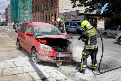 PKW gerät während Fahrt in Brand - Auf dem Sonnenberg geriet heute ein PKW in Brand. Foto: Harry Härtel/Haertelpress