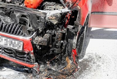 PKW gerät während Fahrt in Brand - Auf dem Sonnenberg geriet heute ein PKW in Brand. Foto: Harry Härtel/Haertelpress