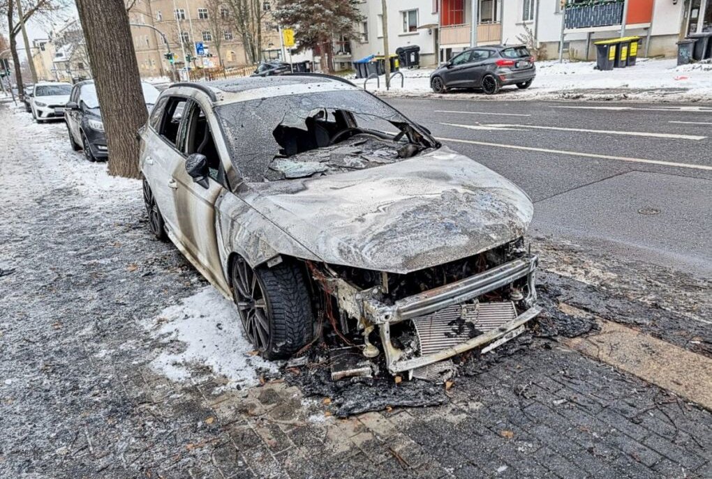PKW in Chemnitz brennt ab - Durch das Feuer wurde der PKW volkommen zerstört, daneben stehende Fahrzeuge wurden beschädigt. Foto: Harry Haertel