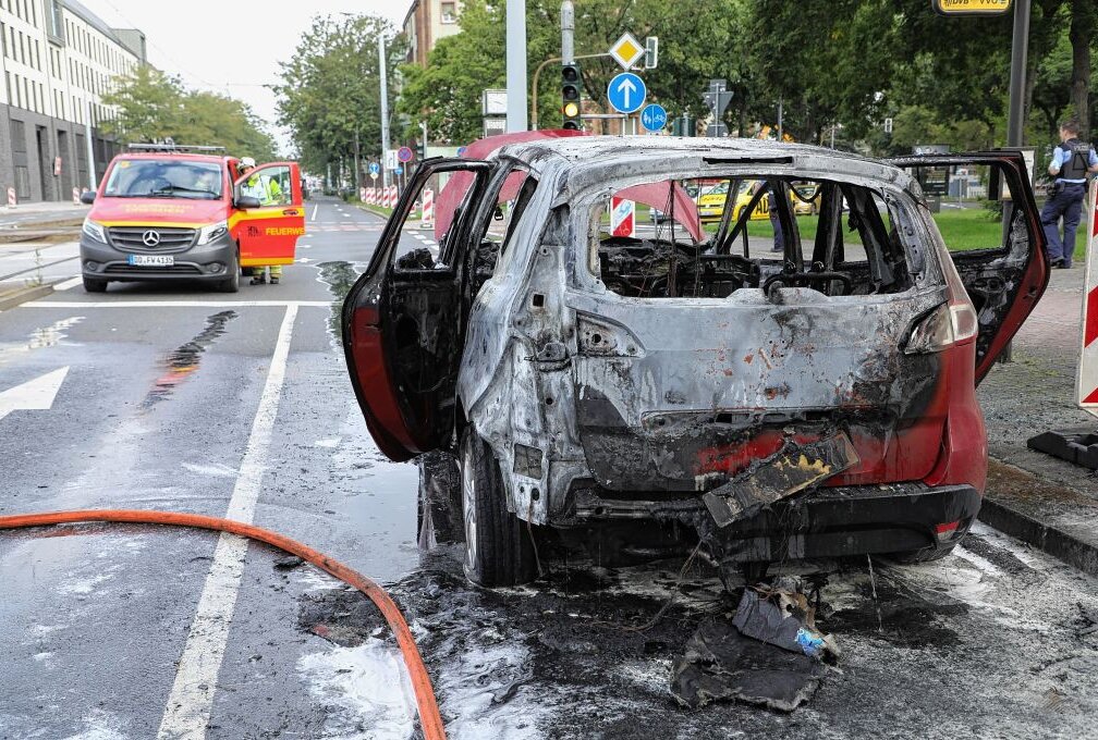 PKW in Dresden steht in Flammen - In Dresden brannte heute ein PKW nahezu komplett aus. Foto: Roland Halkasch