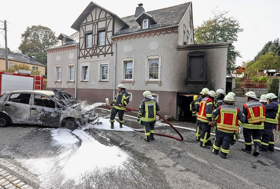 PKW in Flammen: Brand in Langenberg - Im Erdgeschoss eines Mehrfamilienhauses in Langenberg fing ein PKW Flammen. Foto: Andreas Kretschel