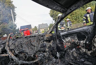 PKW in Flammen: Brand in Langenberg - Im Erdgeschoss eines Mehrfamilienhauses in Langenberg fing ein PKW Flammen. Foto: Andreas Kretschel