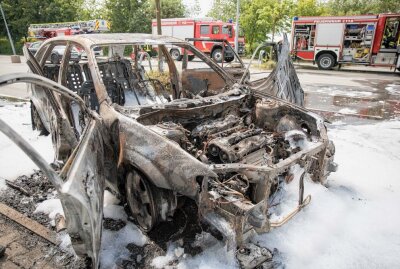 PKW in Freiberg steht in Flammen - Die Feuerwehr konnte den Brand löschen. Foto: Marcel Schlenkrich