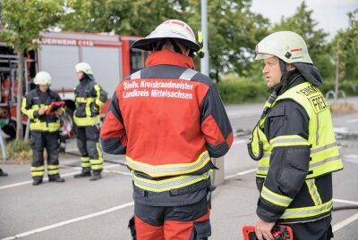 PKW in Freiberg steht in Flammen - Die Feuerwehr konnte den Brand löschen. Foto: Marcel Schlenkrich