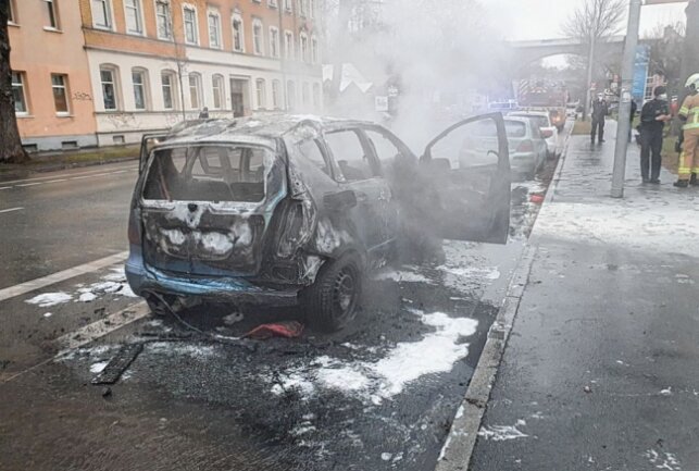 An der Blankenauer Straße brannte heute ein PKW komplett aus. Foto: Harry Härtel/Haertelpress