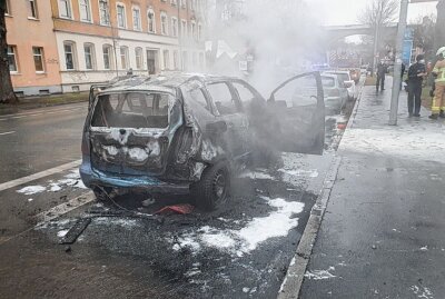 PKW in Furth geht in Flammen auf - An der Blankenauer Straße brannte heute ein PKW komplett aus. Foto: Harry Härtel/Haertelpress