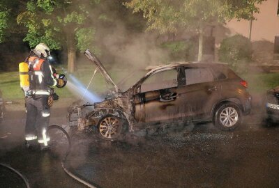 PKW in Radebeul steht in Flammen - In Radebeul brannte in der vergangenen Nacht ein PKW lichterloh. Foto: Roland Halkasch