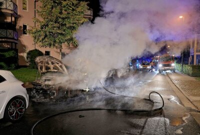 PKW in Radebeul steht in Flammen - In Radebeul brannte in der vergangenen Nacht ein PKW lichterloh. Foto: Roland Halkasch