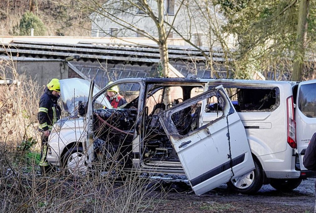 In Zschopau brannte heute ein Fahrzeug vollständig aus. Foto: Harry Härtel/Haertelpress