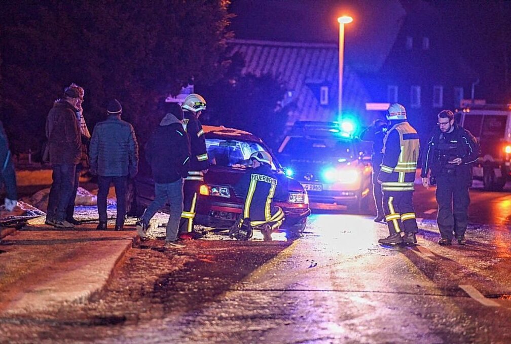 PKW kollidieren auf eisglatter Straße: Bundesstraße voll gesperrt - Verkehrsunfälle aufgrund glatter Straßen Fotograf: LausitzNews.de / Philipp Mann