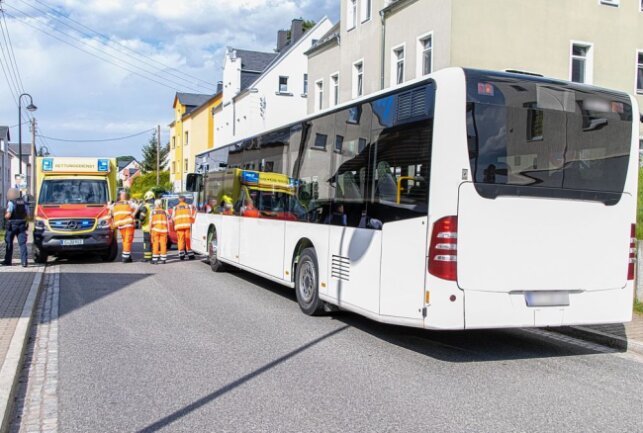 PKW kollidiert frontal mit Linienbus in Lugau: Fahrerin verletzt - Heute kollidierte in Lugau ein PKW frontal mit einem Linienbus. Foto: Andre März